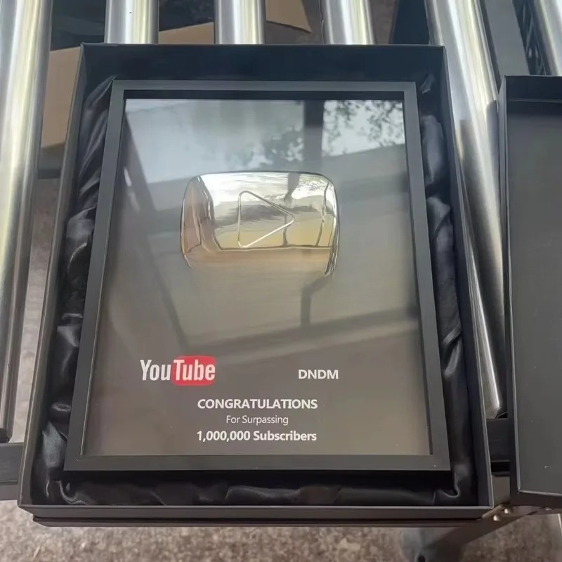 Esports Gaming Trophy - Logo YouTube i Bilibili, przycisk do
